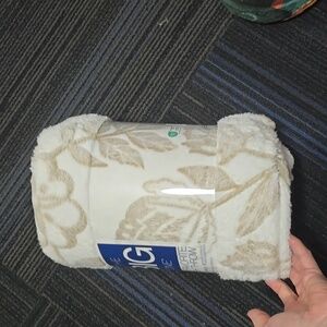 SUPERSOFT PLUSH THROW